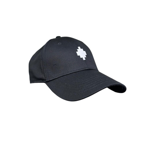 Cappello baseball County of Milan in cotone nero con logo geometrico ricamato in bianco sul fronte.