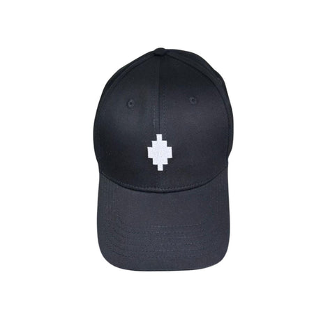 Cappello baseball County of Milan in cotone nero con logo geometrico ricamato in bianco sul fronte.