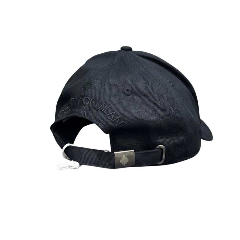 Cappello baseball County of Milan in cotone nero con logo geometrico ricamato in bianco sul fronte.
