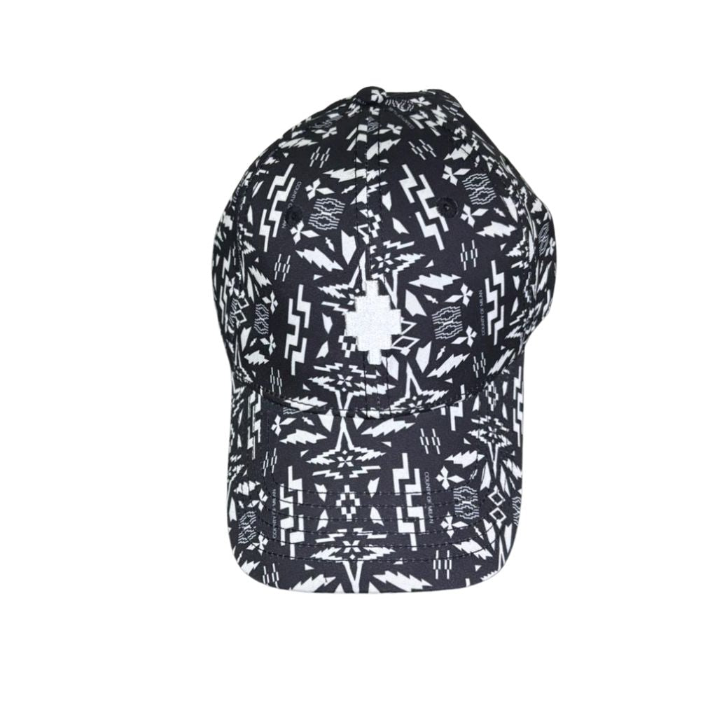 Cappello baseball County of Milan in cotone con stampa geometrica all-over bianco e nero e logo sul retro.