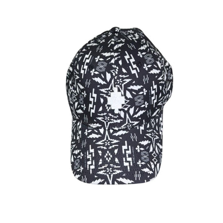 Cappello baseball County of Milan in cotone con stampa geometrica all-over bianco e nero e logo sul retro.