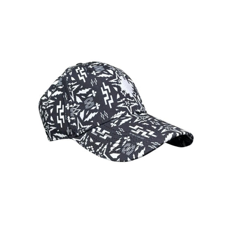 Cappello baseball County of Milan in cotone con stampa geometrica all-over bianco e nero e logo sul retro.