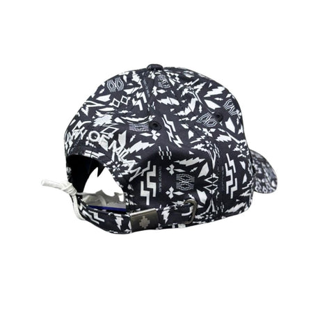 Cappello baseball County of Milan in cotone con stampa geometrica all-over bianco e nero e logo sul retro.