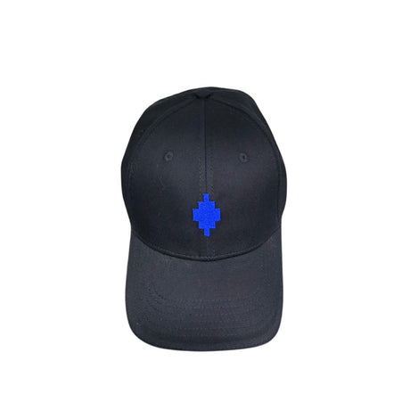 Cappello baseball County of Milan in cotone nero con logo ricamato in blu e profilo visiera blu.
