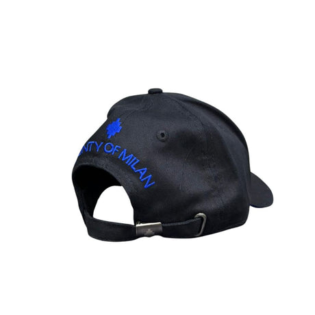 Cappello baseball County of Milan in cotone nero con logo ricamato in blu e profilo visiera blu.