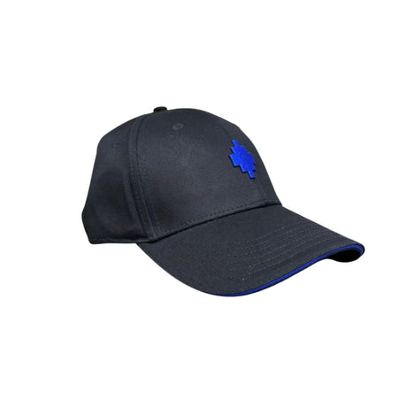 Cappello baseball County of Milan in cotone nero con logo ricamato in blu e profilo visiera blu.