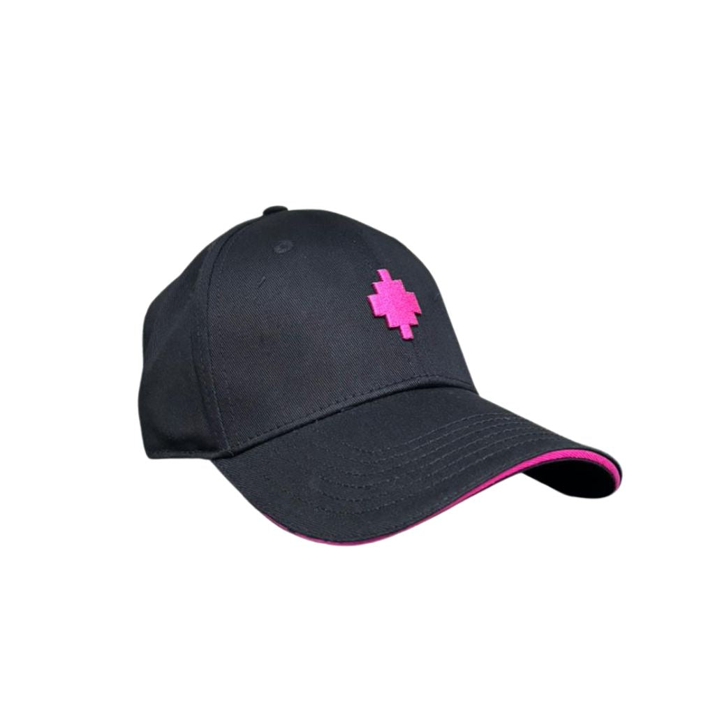 Cappello baseball County of Milan in cotone nero con logo ricamato in fuxia e profilo visiera fuxia.