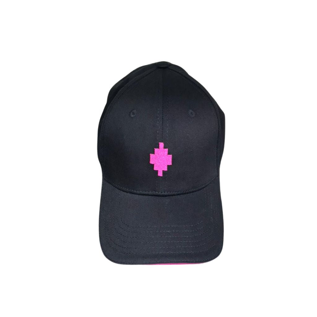 Cappello baseball County of Milan in cotone nero con logo ricamato in fuxia e profilo visiera fuxia.