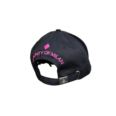 Cappello baseball County of Milan in cotone nero con logo ricamato in fuxia e profilo visiera fuxia.