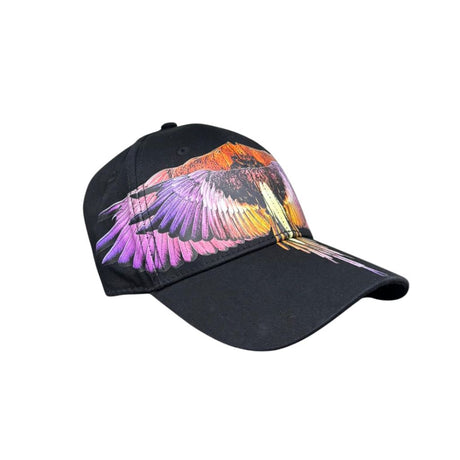 Cappello baseball County of Milan in cotone nero con stampa ali spiegate arancio e viola sul fronte.