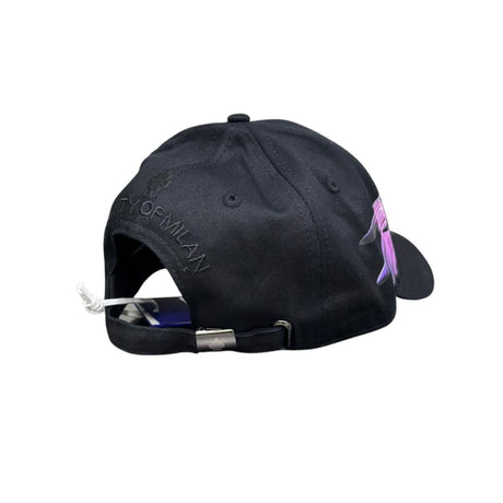 Cappello baseball County of Milan in cotone nero con stampa ali spiegate arancio e viola sul fronte.