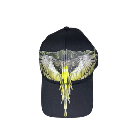 Cappello baseball County of Milan in cotone nero con stampa ali spiegate gialle su fronte e visiera.