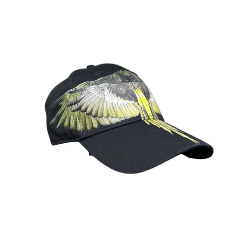 Cappello baseball County of Milan in cotone nero con stampa ali spiegate gialle su fronte e visiera.