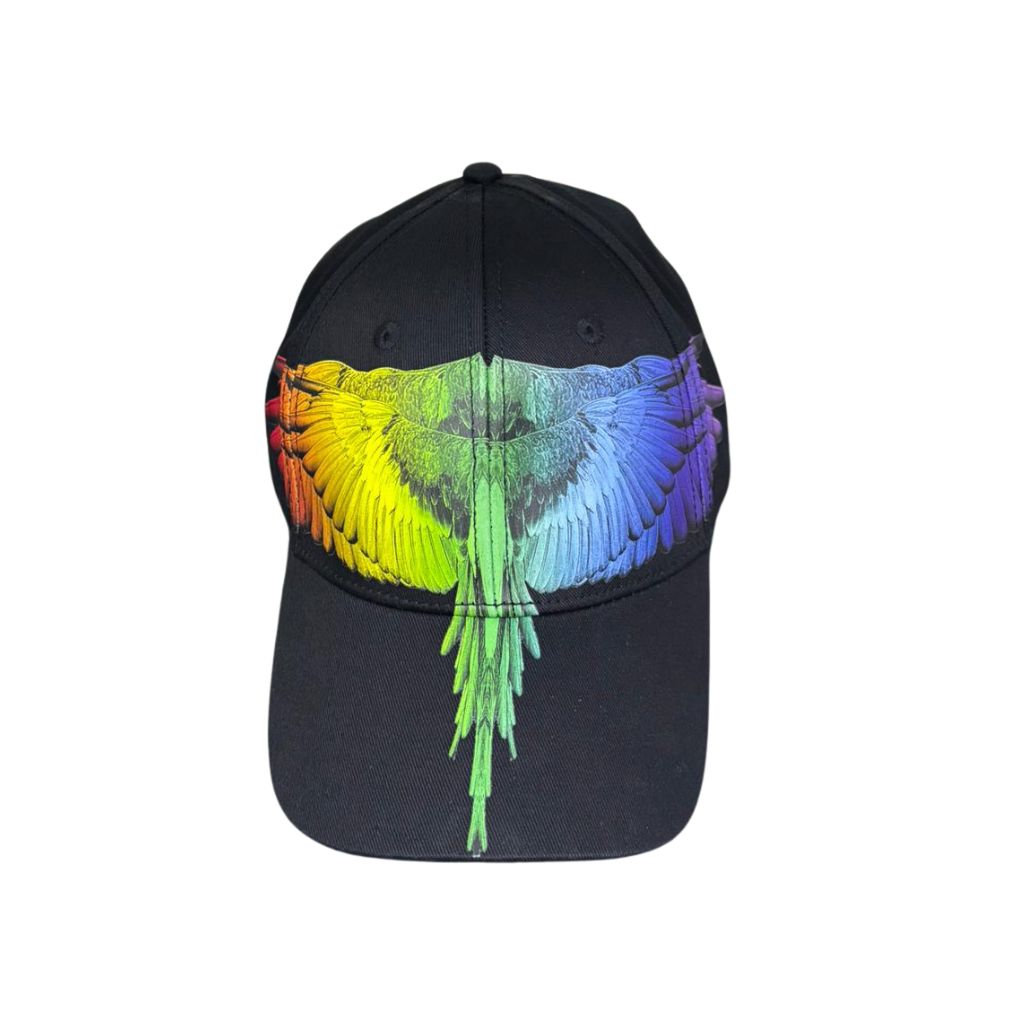 Cappello baseball County of Milan in cotone nero con stampa ali spiegate arcobaleno sul fronte, sfumatura dal rosso al viola.