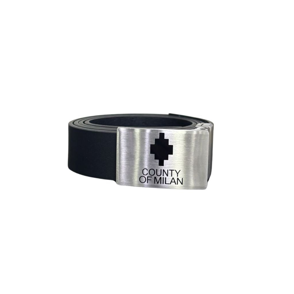 Cintura reversibile County of Milan in pelle nera con fibbia quadrata in acciaio spazzolato e logo geometrico inciso.