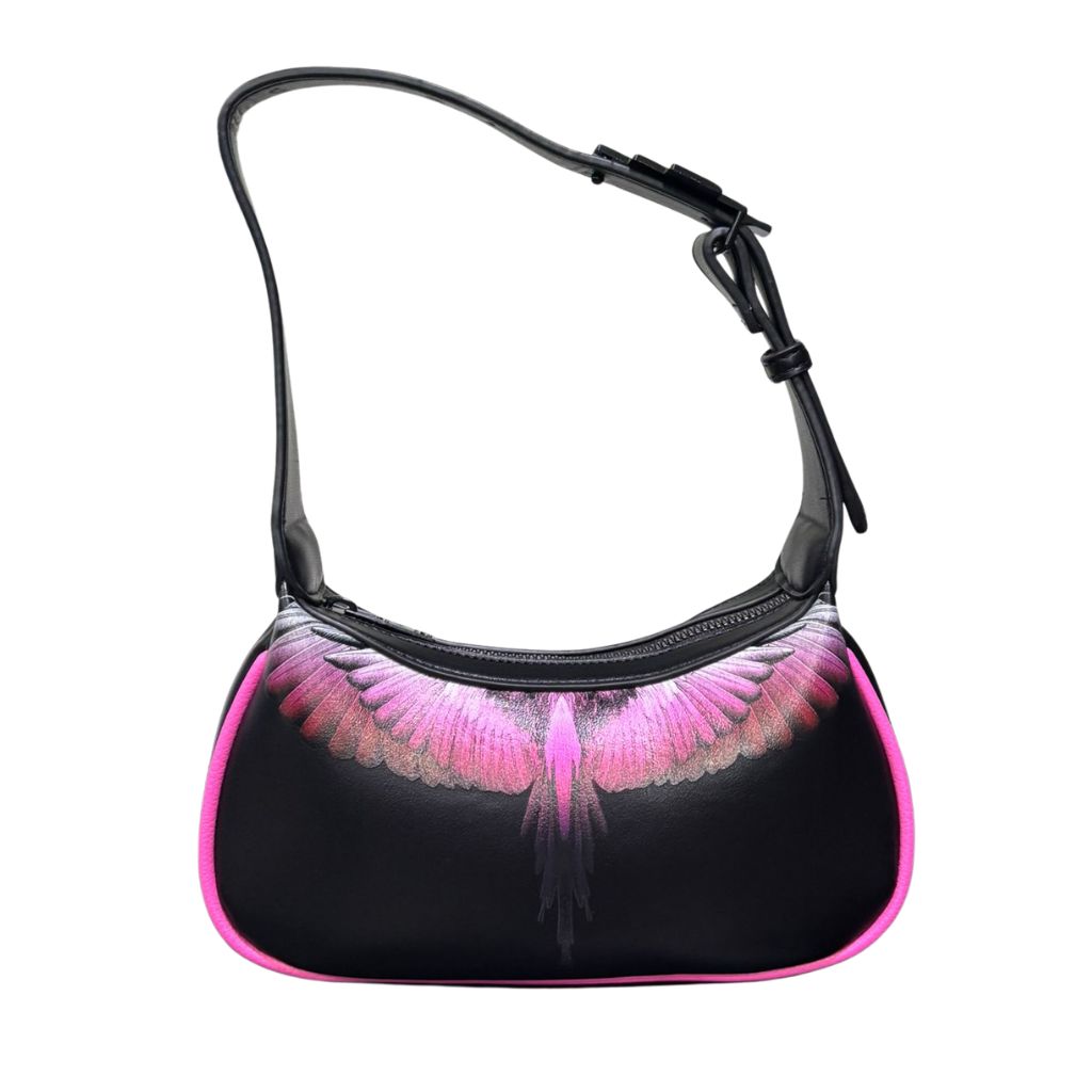 Borsa mezzaluna nera in ecopelle County of Milan con stampa Fuxia Wings, ali viola e fucsia, bordino fucsia e manico regolabile.
