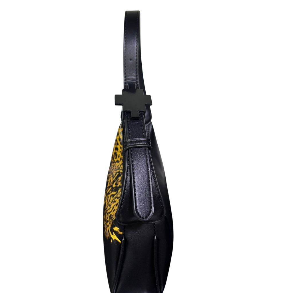 Borsa mezzaluna nera in ecopelle County of Milan con stampa Leopard Wings oro, manico regolabile e logo croce in acciaio.