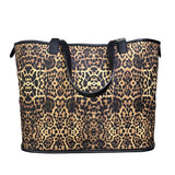Borsa reversibile County of Milan in ecopelle: lato stampa leopardata all-over con logo croce e lato nero con stampa Leopard Wings oro, pochette coordinata inclusa.