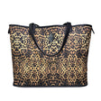 Borsa reversibile County of Milan in ecopelle: lato stampa leopardata all-over con logo croce e lato nero con stampa Leopard Wings oro, pochette coordinata inclusa.