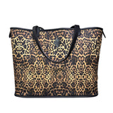 Borsa reversibile County of Milan in ecopelle: lato stampa leopardata all-over con logo croce e lato nero con stampa Leopard Wings oro, pochette coordinata inclusa.