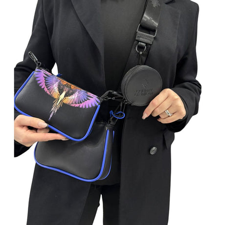 Set borsa 3 in 1 County of Milan in ecopelle nera con bordino blu, pochette rimovibile stampa Blue Wings e portamonete tondo con logo sulla tracolla.