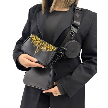 Set borsa 3 in 1 County of Milan in ecopelle nera con pochette rimovibile stampa Leopard Wings oro e portamonete tondo con logo sulla tracolla.