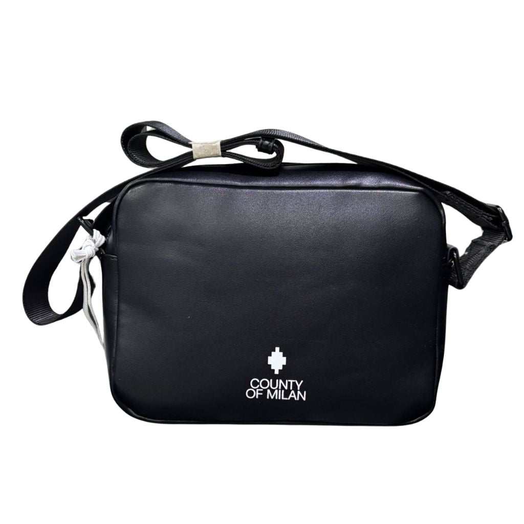 Borsello tracolla uomo County of Milan nero ecopelle liscia logo bianco tasca retro chiappa tracolla regolabile