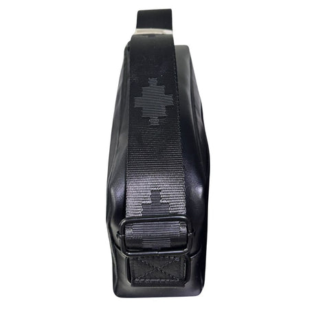 Borsello tracolla uomo County of Milan nero ecopelle liscia logo bianco tasca retro chiappa tracolla regolabile