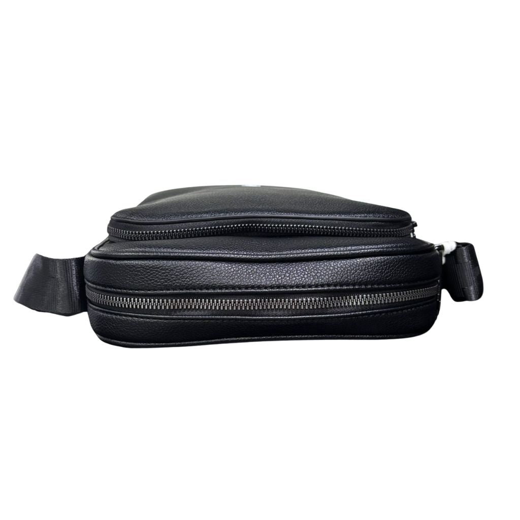 Borsello a tracolla uomo County of Milan nero ecopelle bottolata con logo bianco e tracolla nylon logata