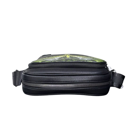 Borsello tracolla uomo County of Milan nero ecopelle con stampa Wings verde giallo e tracolla nylon logata