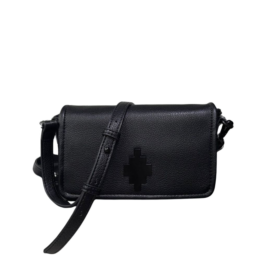 Mini bag nera in ecopelle bottalata County of Milan con logo croce in rilievo tono su tono, tracolla regolabile e chiusura a patta.