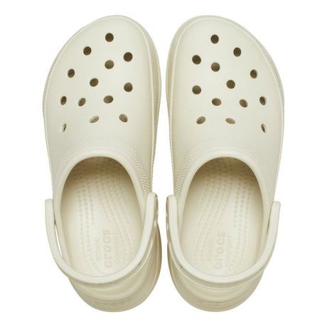 Zoccolo Crocs Classic Bae beige con suola platform e cinturino al tallone