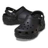 Zoccolo Crocs nero con zeppa, suola a motivo floreale