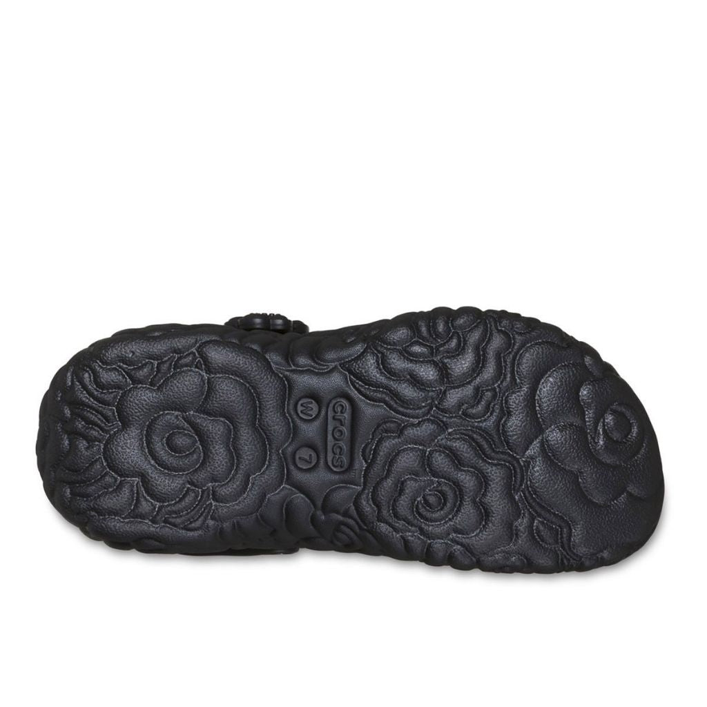 Zoccolo Crocs nero con zeppa, suola a motivo floreale