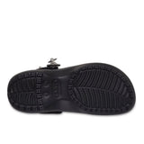 Zoccolo Crocs nero con zeppa, charm a forma di stella e cinturino decorato