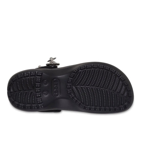 Zoccolo Crocs nero con zeppa, charm a forma di stella e cinturino decorato