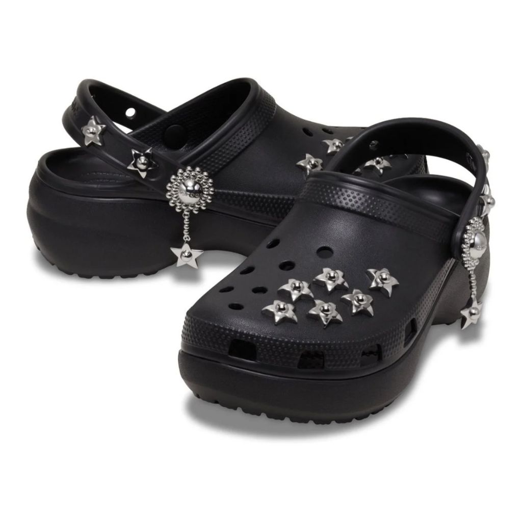 Zoccolo Crocs nero con zeppa, charm a forma di stella e cinturino decorato