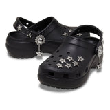 Zoccolo Crocs nero con zeppa, charm a forma di stella e cinturino decorato