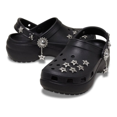 Zoccolo Crocs nero con zeppa, charm a forma di stella e cinturino decorato