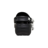 Zoccolo Crocs nero con zeppa, charm a forma di stella e cinturino decorato