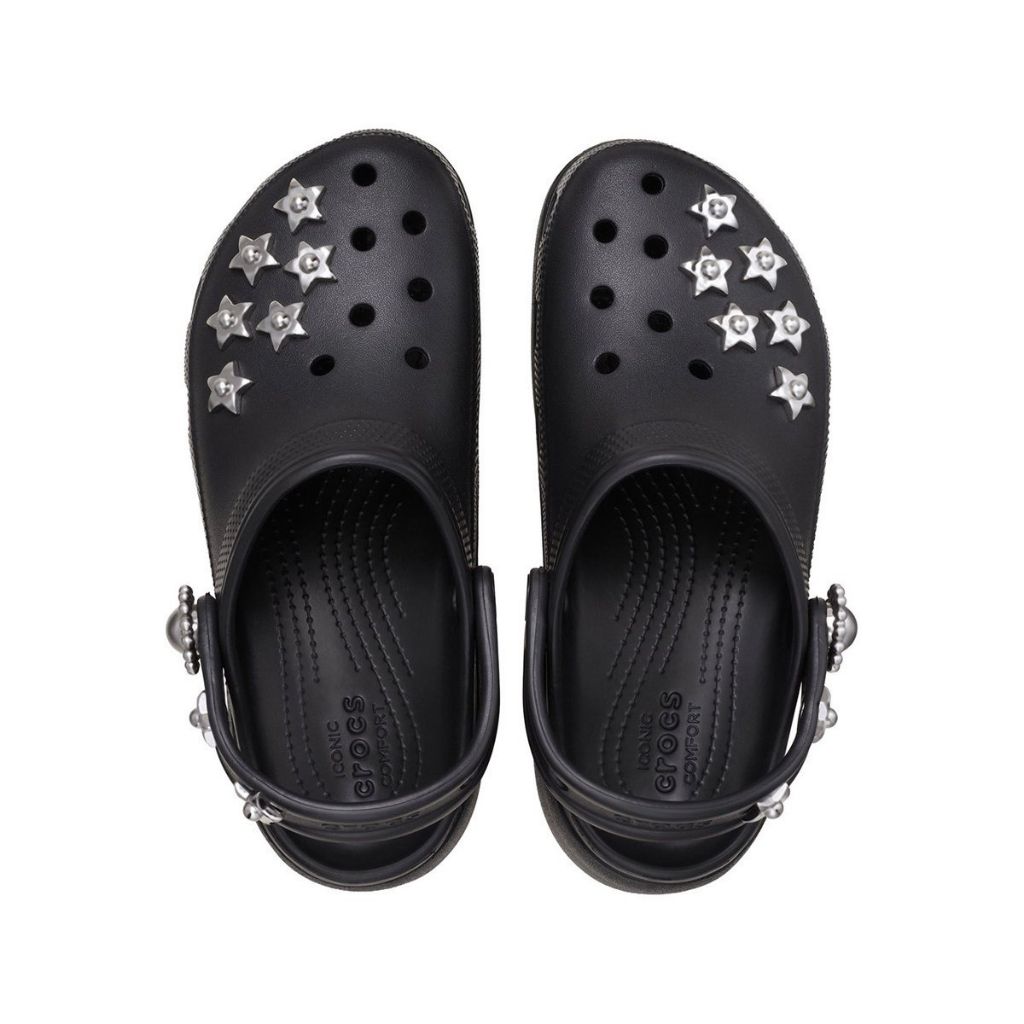 Zoccolo Crocs nero con zeppa, charm a forma di stella e cinturino decorato