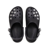 Zoccolo Crocs nero con zeppa, charm a forma di stella e cinturino decorato