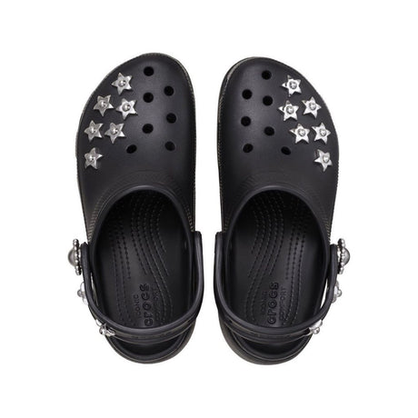 Zoccolo Crocs nero con zeppa, charm a forma di stella e cinturino decorato
