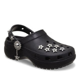 Zoccolo Crocs nero con zeppa, charm a forma di stella e cinturino decorato