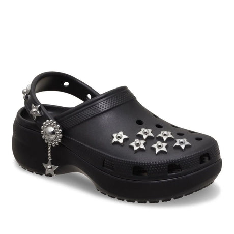 Zoccolo Crocs nero con zeppa, charm a forma di stella e cinturino decorato