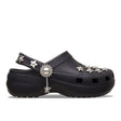 Zoccolo Crocs nero con zeppa, charm a forma di stella e cinturino decorato