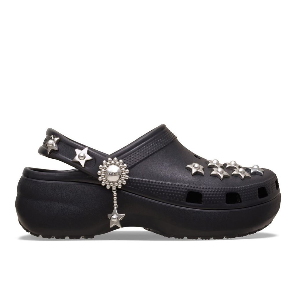 Zoccolo Crocs nero con zeppa, charm a forma di stella e cinturino decorato