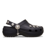 Zoccolo Crocs nero con zeppa, charm a forma di stella e cinturino decorato