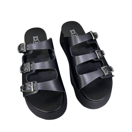 Sandalo platform in pelle nera con tre fasce e fibbie silver