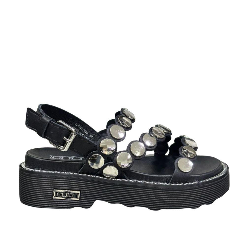 Sandalo platform Cult in pelle nera con fasce borchiate in metallo argentato.